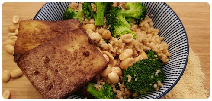Tofu Couscous Schale mit Brokkoli und Erdnüssen